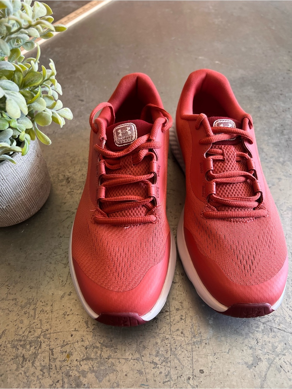 Under Armour Charged Rogue Sneakers Youth 6 Women’s 7.5 Coral Red Athletic Shoes - Picture 4 of 9
